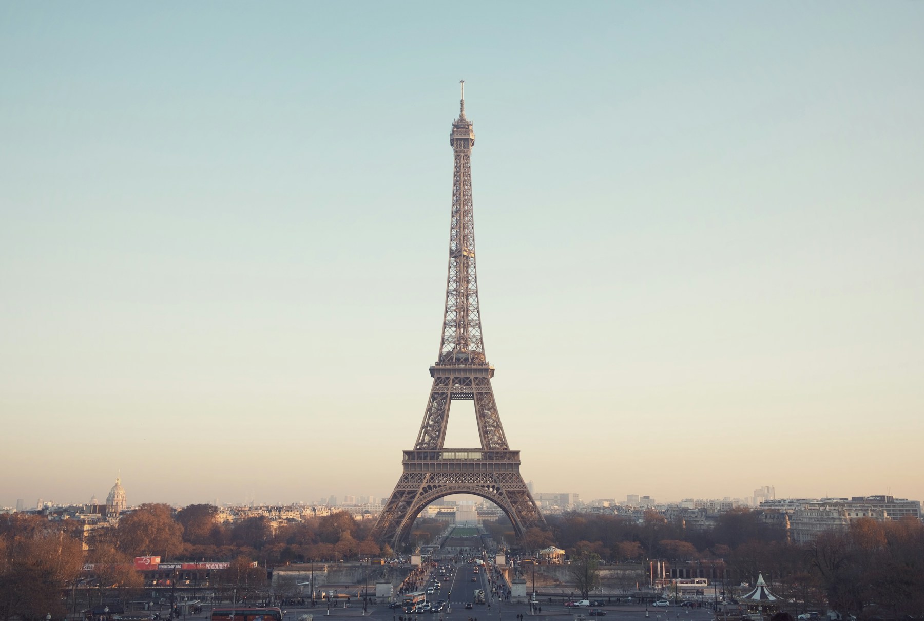 Torre Eiffel e paisagem urbana de Paris; fotografia ilustrativa